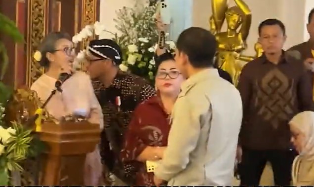 Kericuhan Warnai Penyerahan SK Menteri Kebudayaan di Keraton Solo